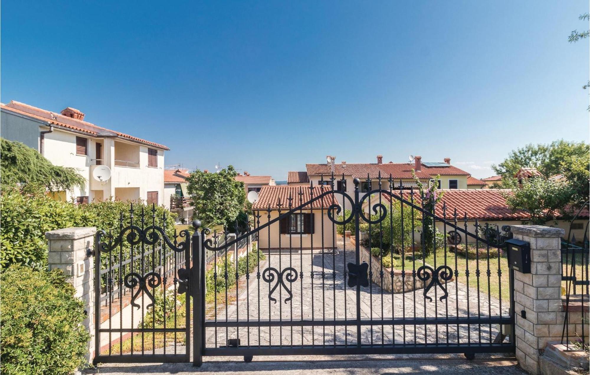 2 Bedroom Amazing Home In Pula Bagian luar foto