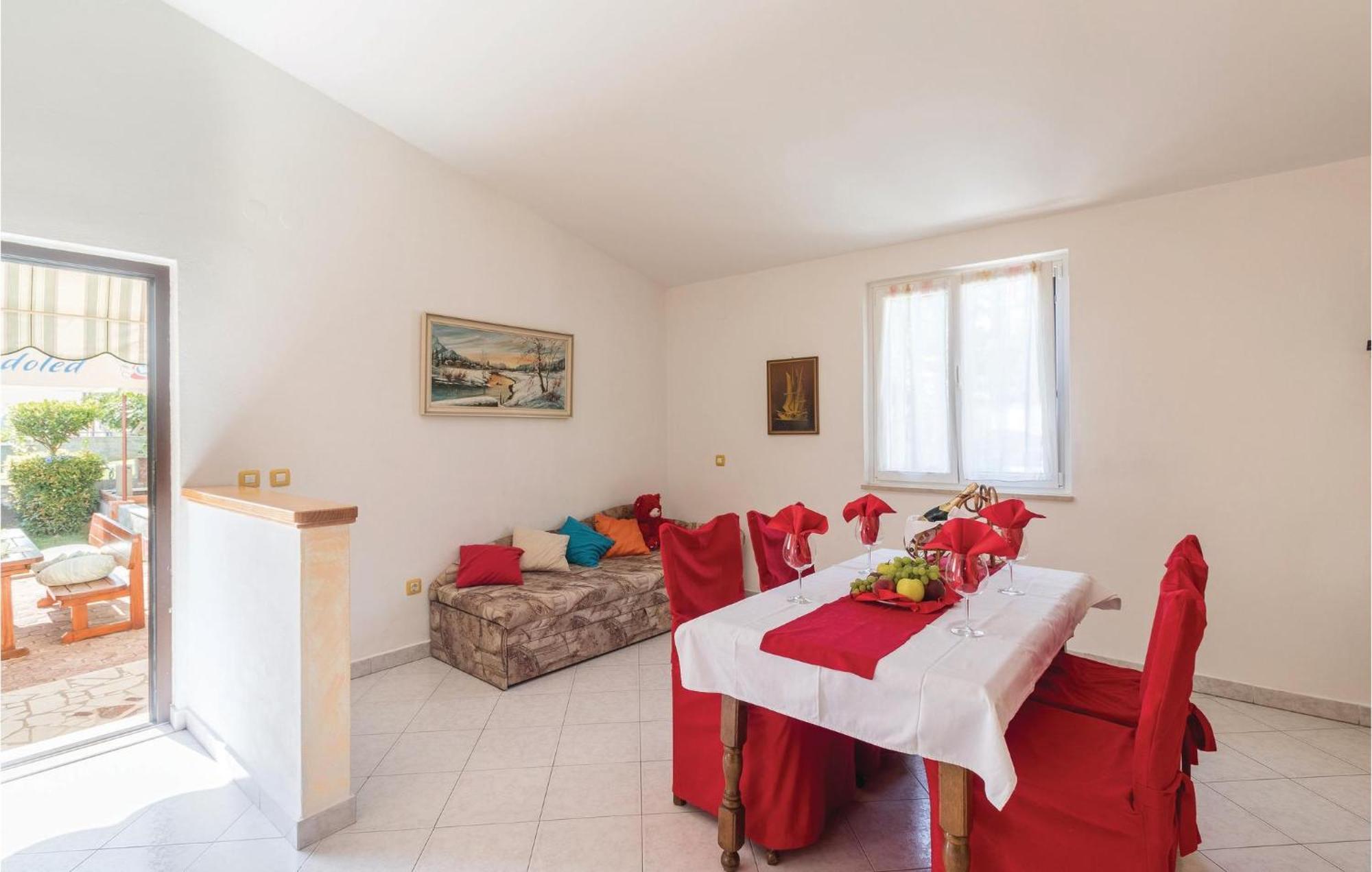 2 Bedroom Amazing Home In Pula Bagian luar foto