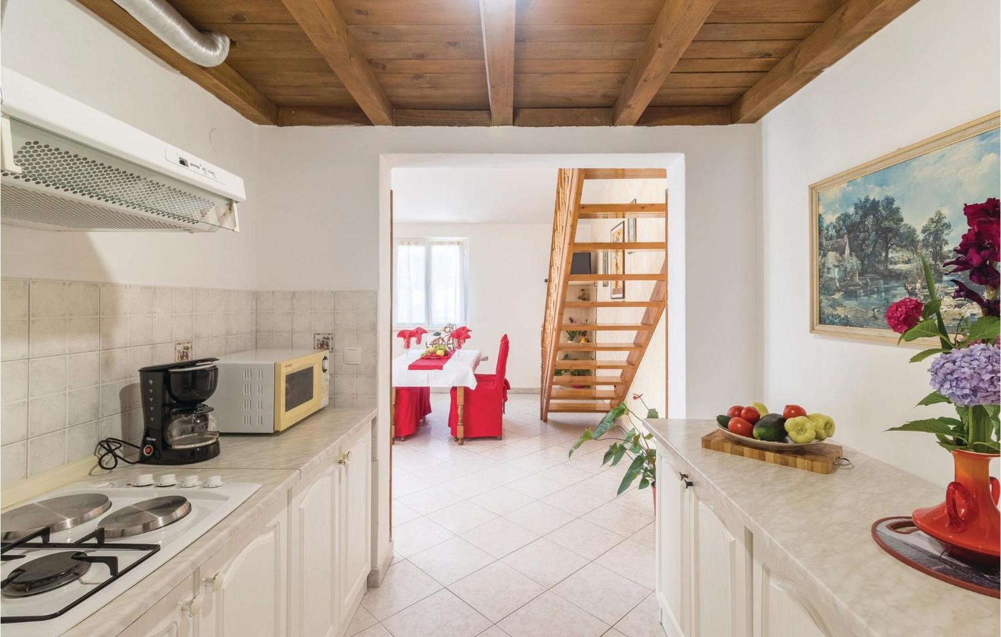 2 Bedroom Amazing Home In Pula Bagian luar foto