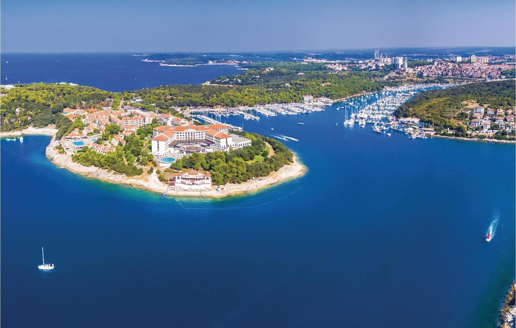 2 Bedroom Amazing Home In Pula Bagian luar foto