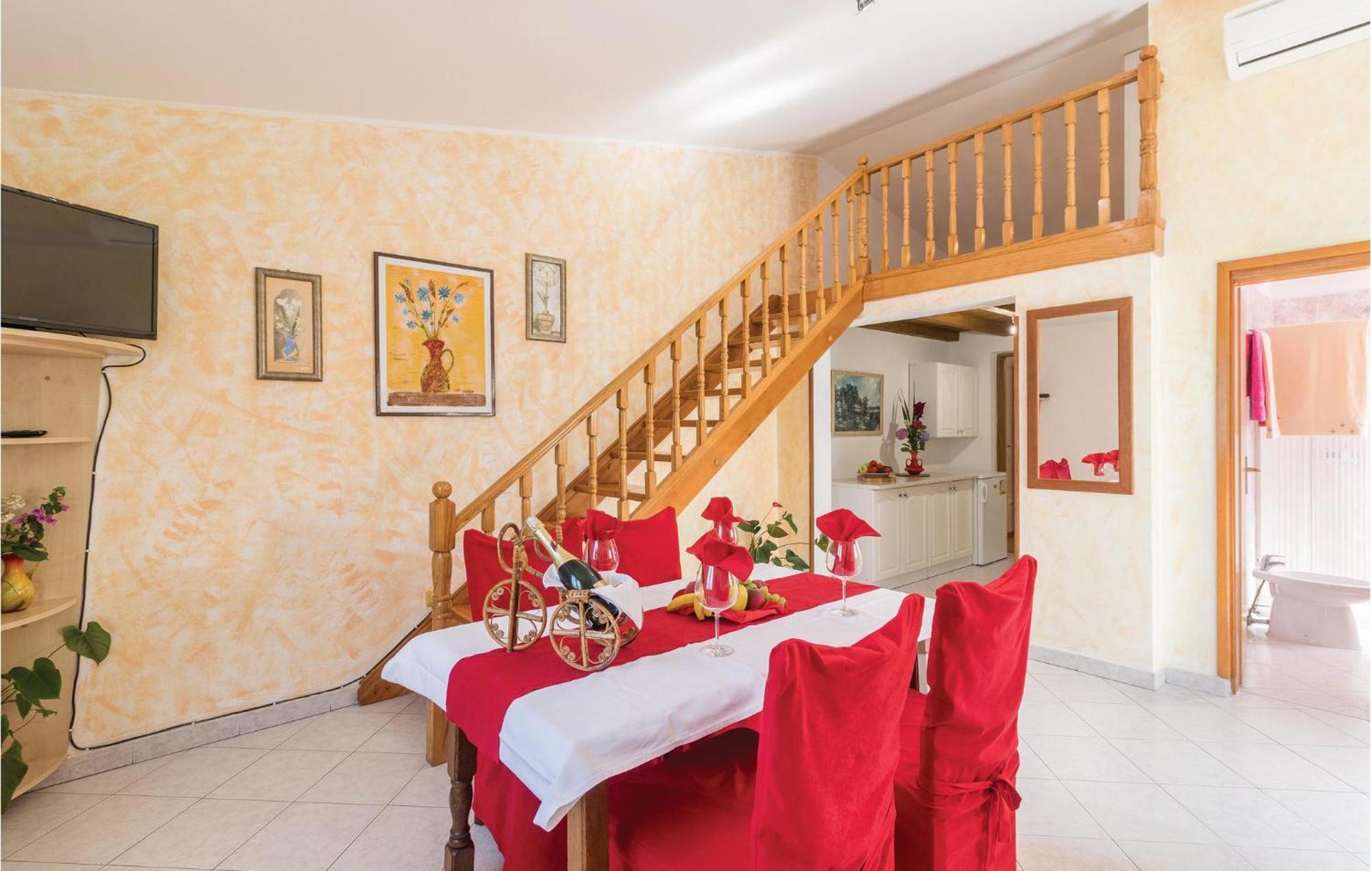 2 Bedroom Amazing Home In Pula Bagian luar foto