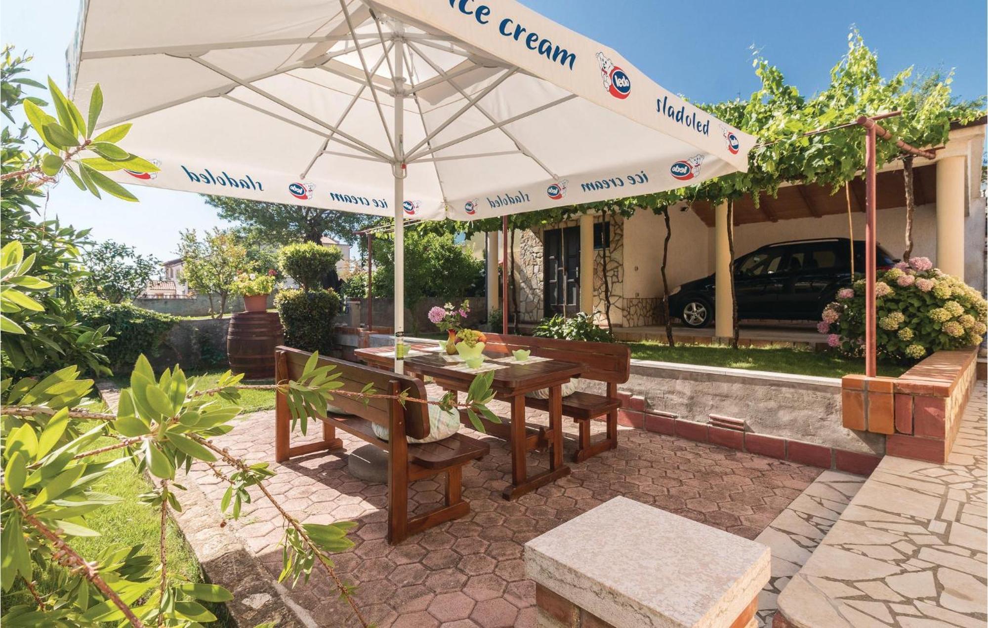 2 Bedroom Amazing Home In Pula Bagian luar foto