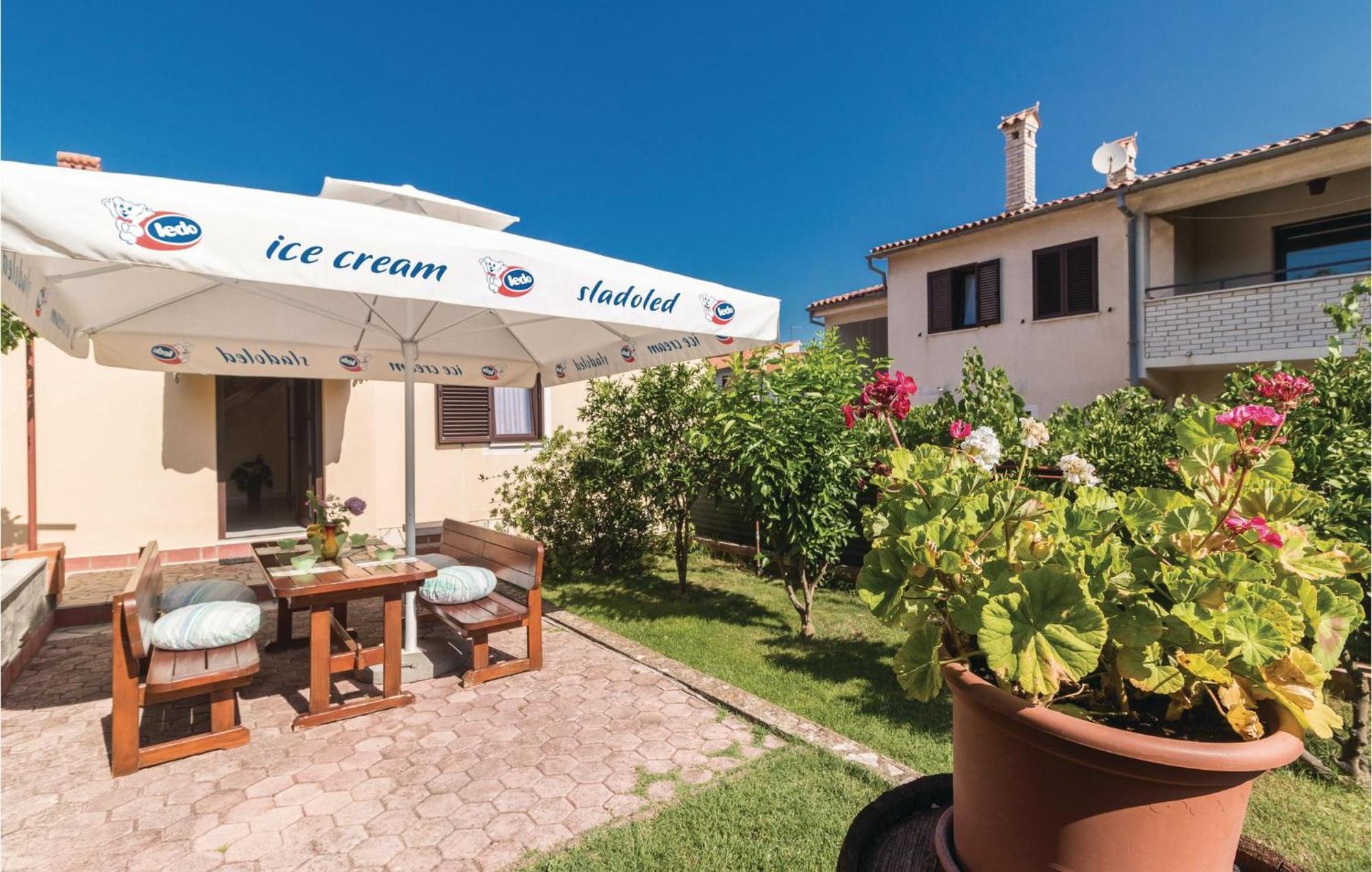 2 Bedroom Amazing Home In Pula Bagian luar foto