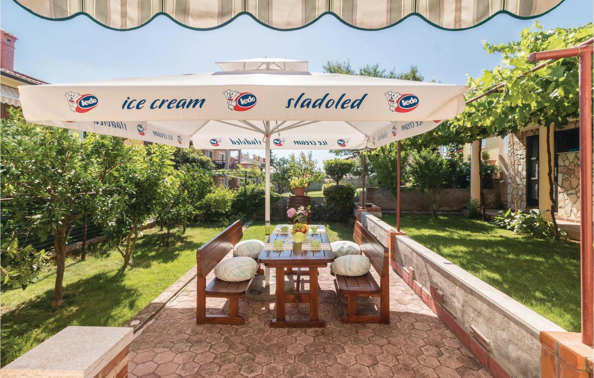 2 Bedroom Amazing Home In Pula Bagian luar foto