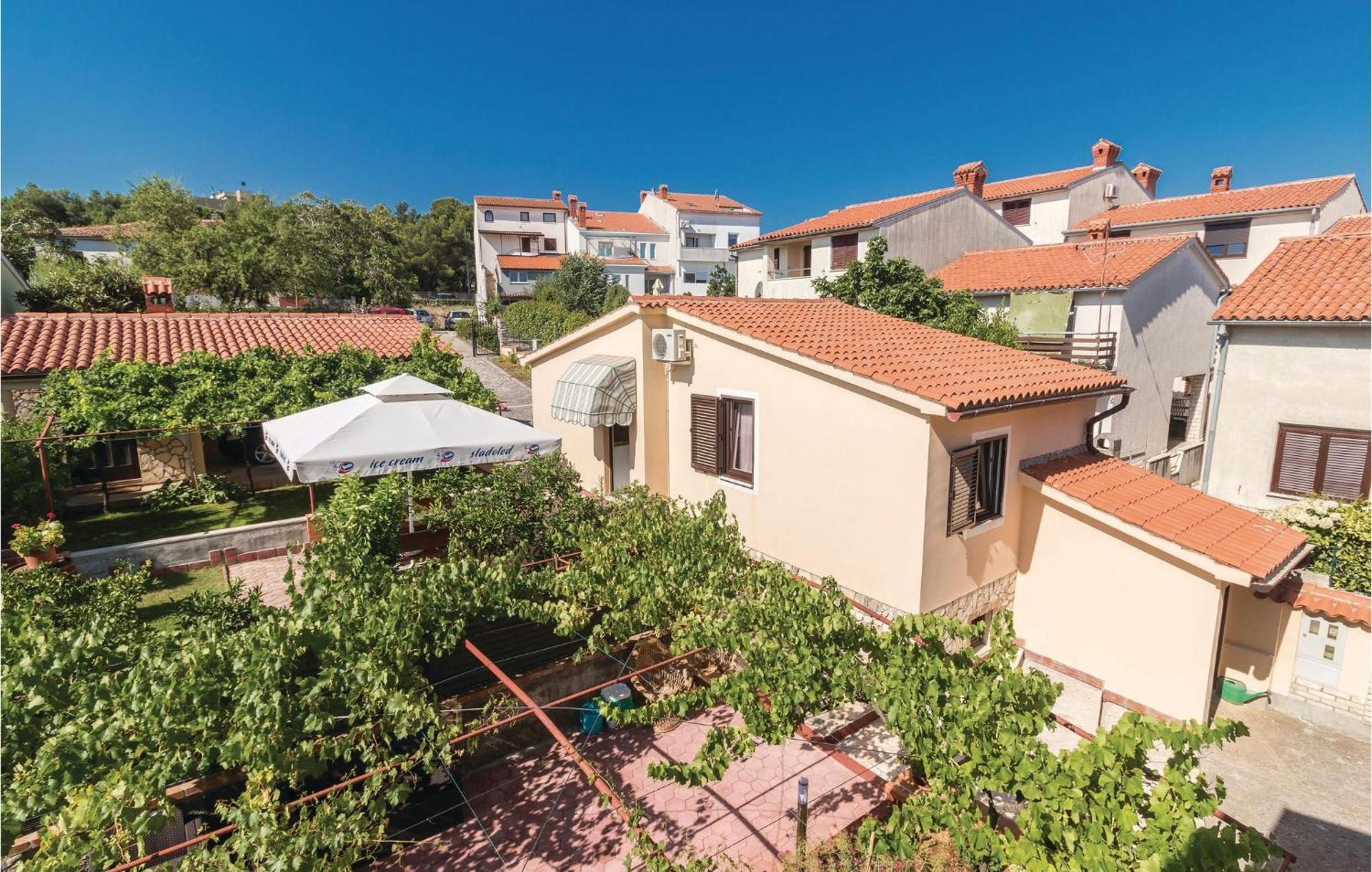 2 Bedroom Amazing Home In Pula Bagian luar foto