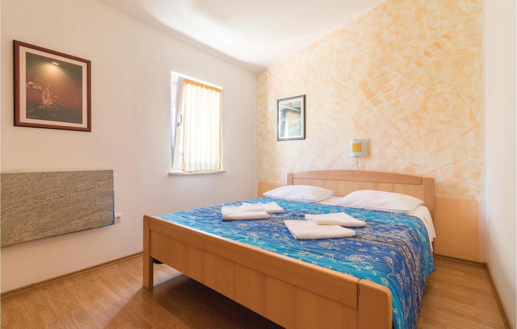 2 Bedroom Amazing Home In Pula Bagian luar foto