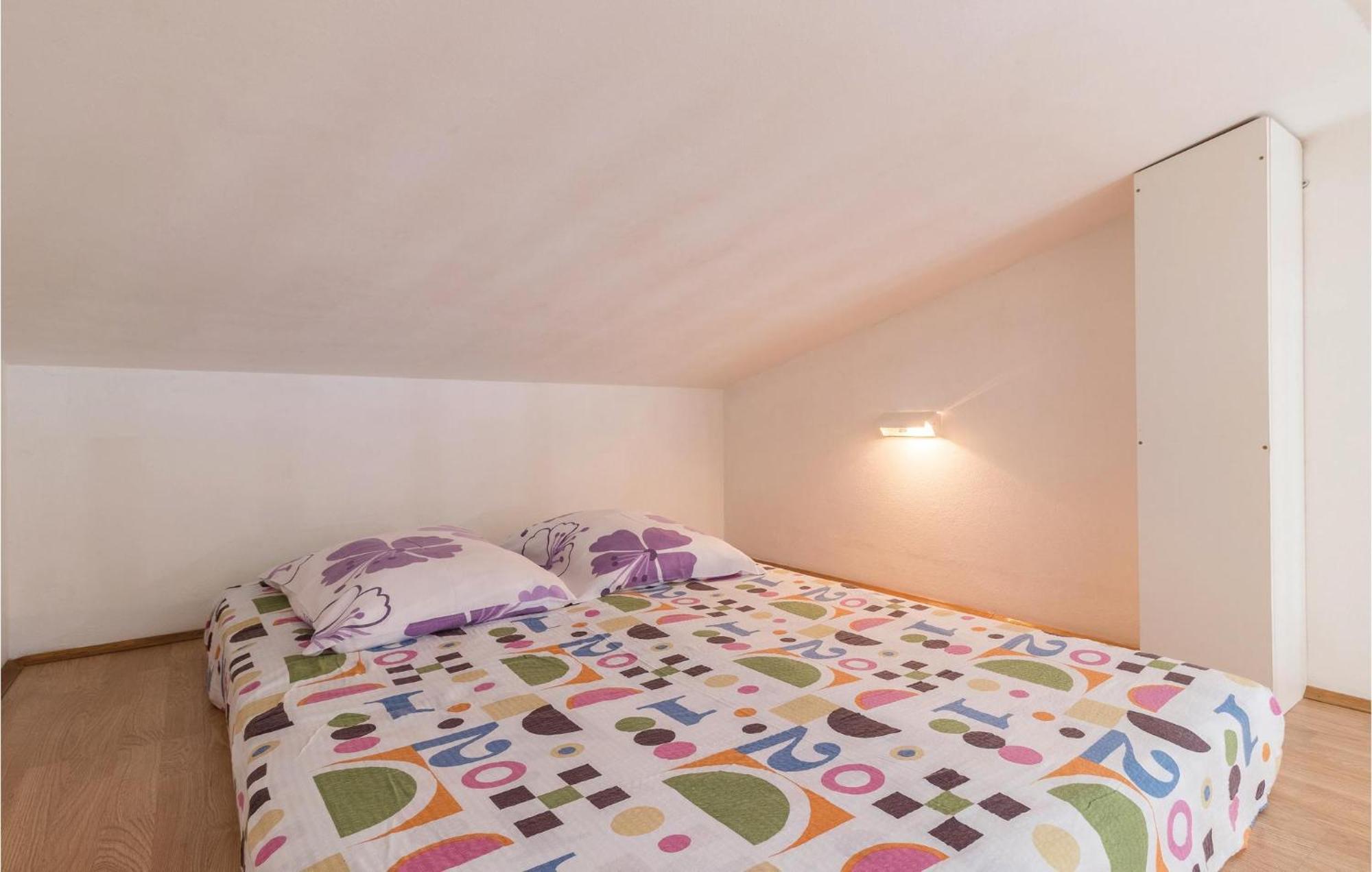 2 Bedroom Amazing Home In Pula Bagian luar foto